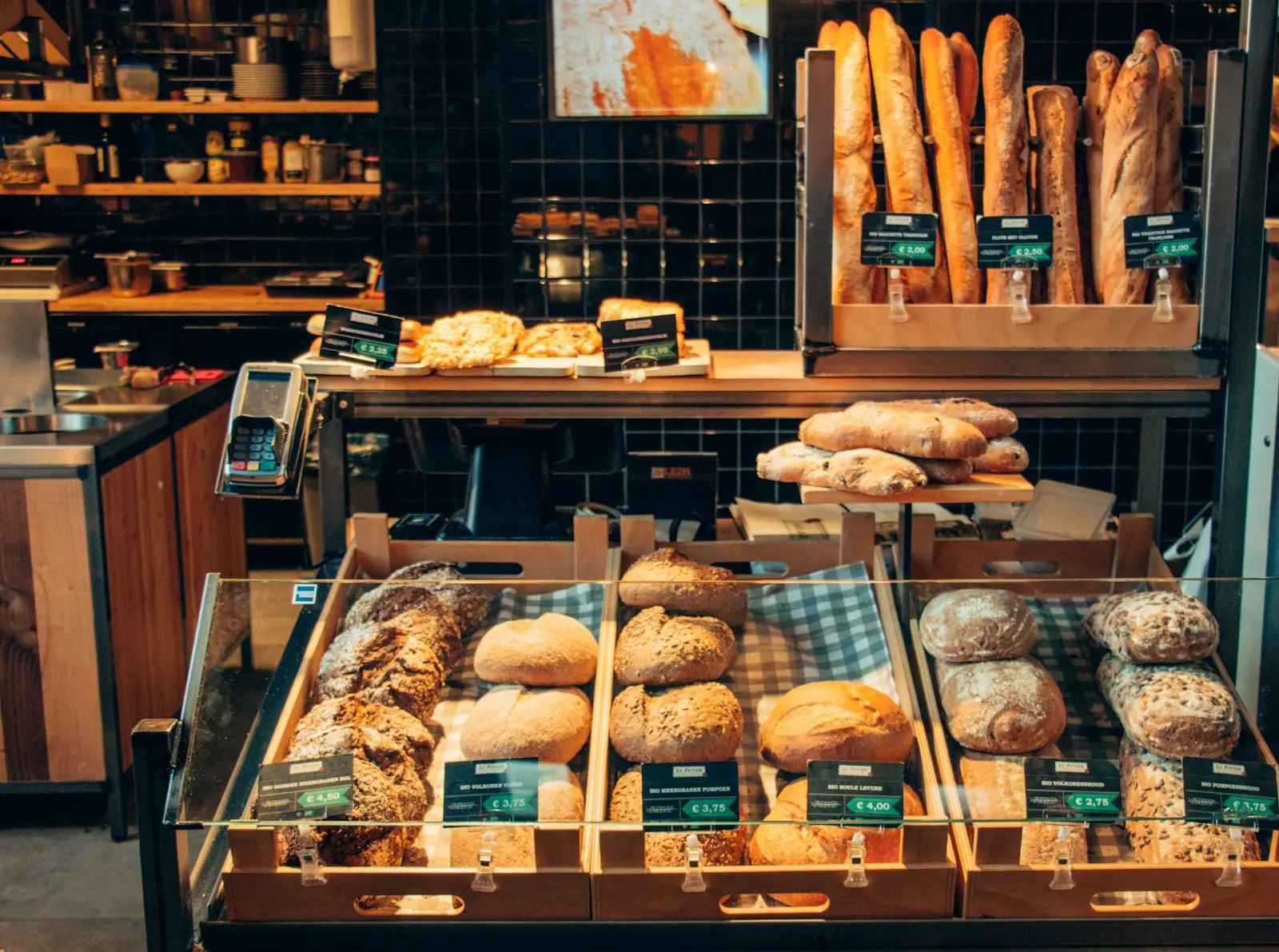 Banco di panetteria con pagnotte in ceste di legno