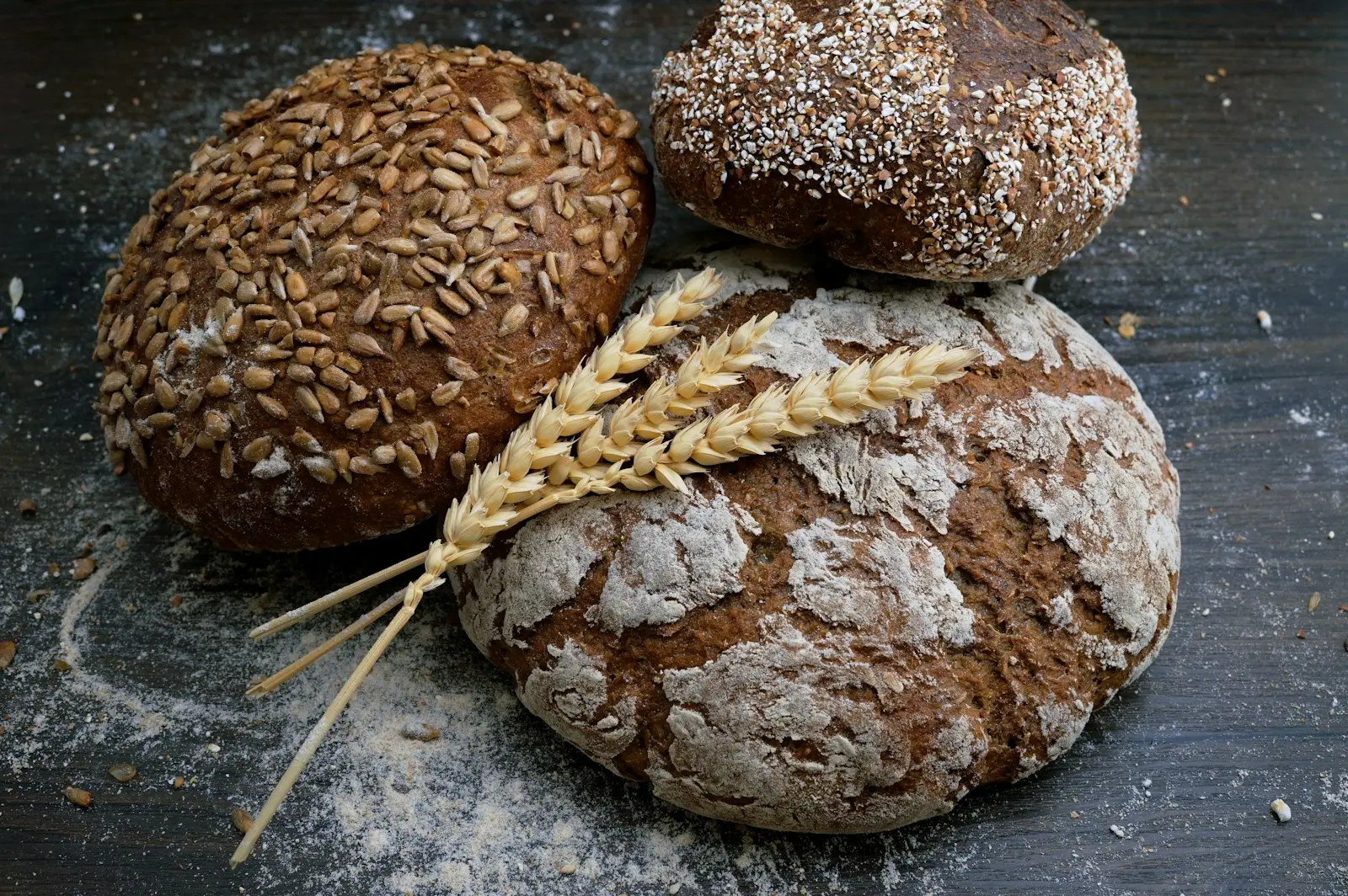 Pagnotte rustiche infarinate con spighe di grano