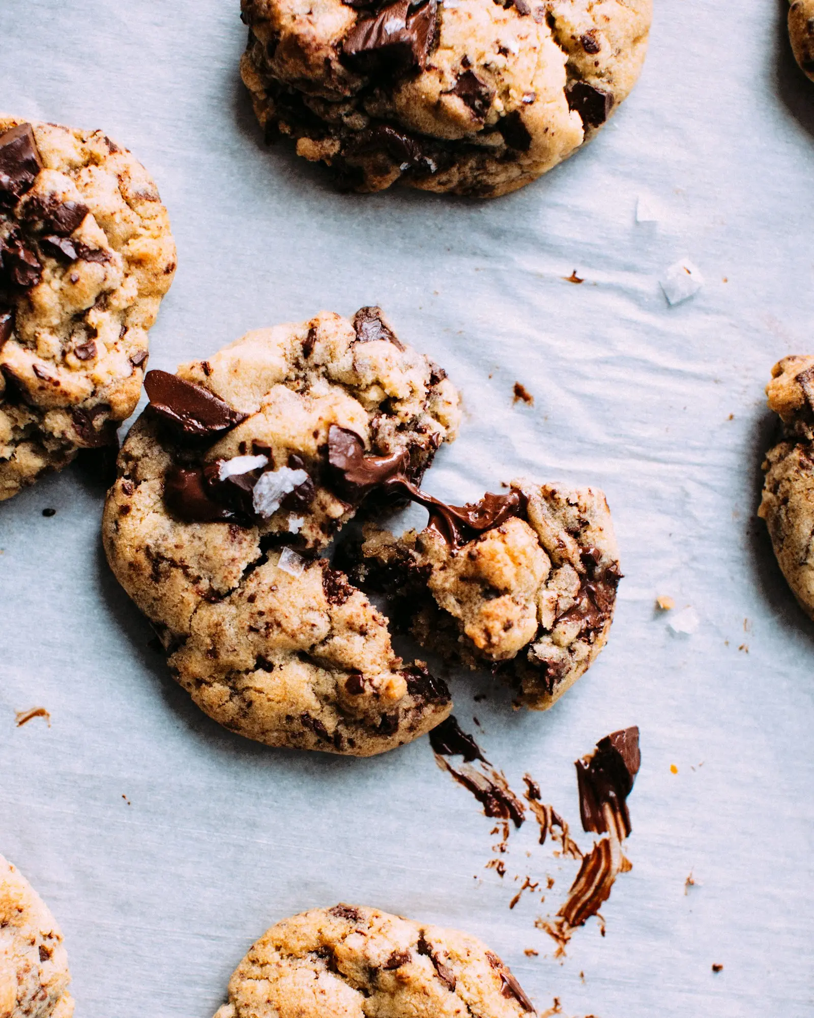 Biscotti al cioccolato appena spezzati