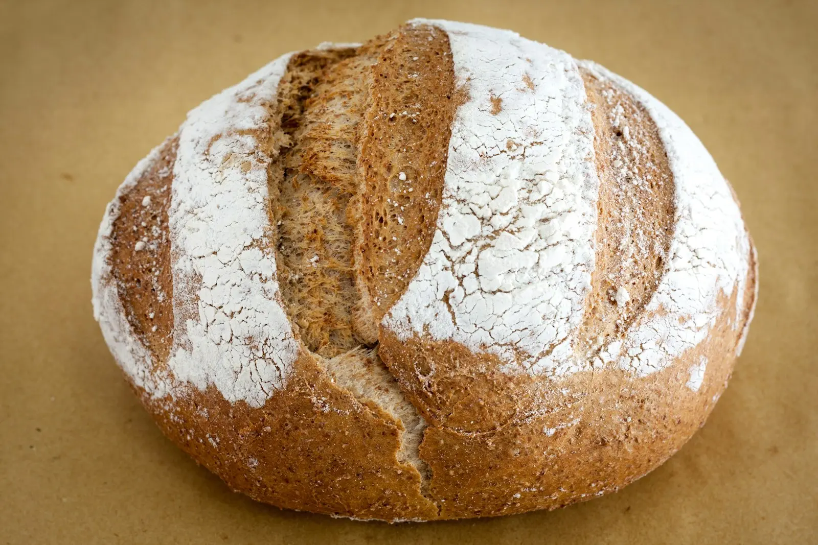 Pagnotta tonda infarinata con crosta dorata