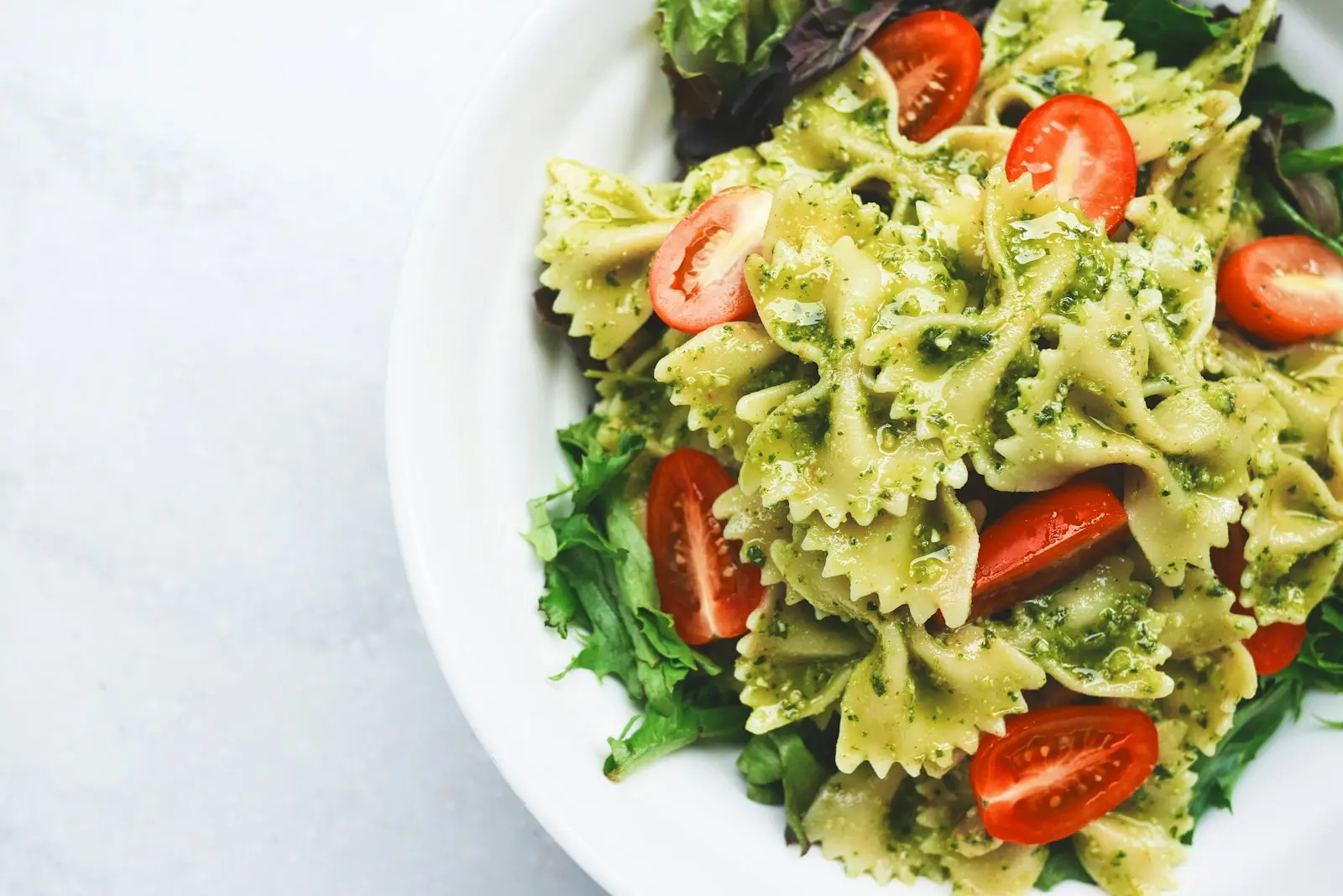 Pasta in ciotola con pesto e pomodorini